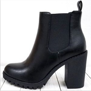 Black chunky heel Chelsea boots